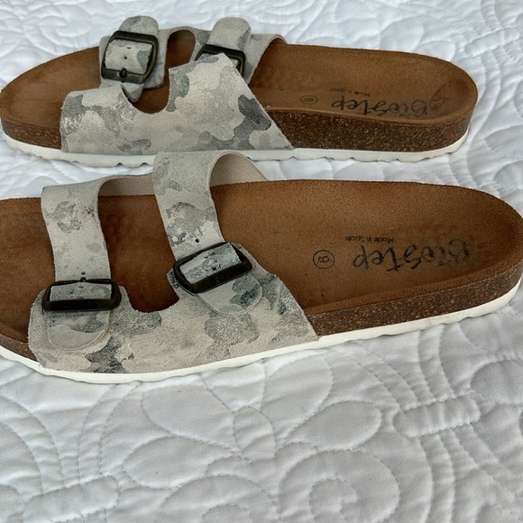 Women size 9 camo sandals - Picture 4 of 4